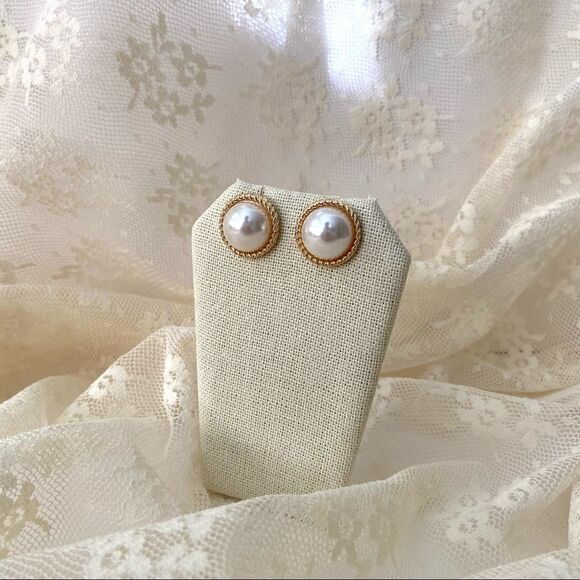 Classic Faux White Pearl Gold Tone Vintage Vibe Stud Earrings in One Size - Picture 1 of 3